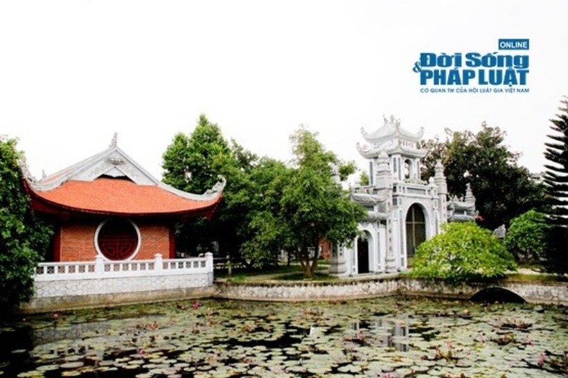 Cổng tam quan mới kiến tạo của đền thờ Tổ dòng họ Vũ.