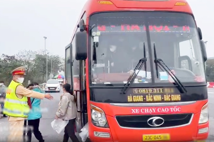 Chiếc xe nhồi nhét khách bị CSGT xử phạt. Ảnh: Báo Xây dựng