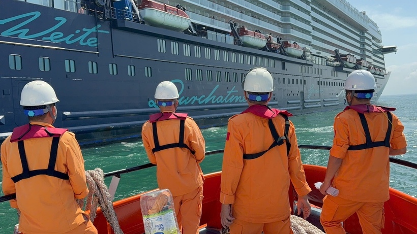 Lực lượng cứu nạn hàng hải Việt Nam tiếp cận tàu MEIN SCHIFF 6