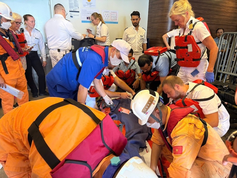 Ê kíp y bác sỹ triển khai tiến hành sơ cấp cứu ngay trên biển