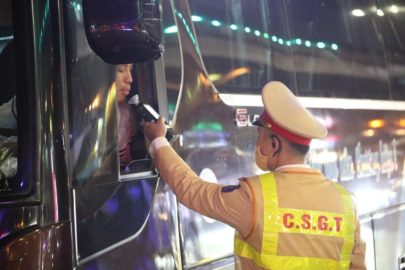 Kiểm soát nồng độ cồn với người điều khiển xe khách.