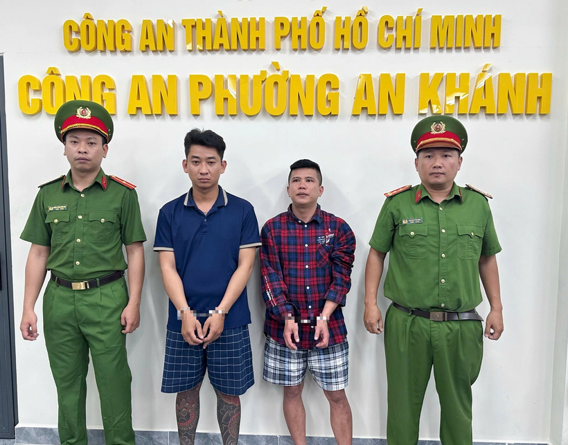 Hai đối tượng tại cơ quan công an. Ảnh: Báo Tuổi trẻ.