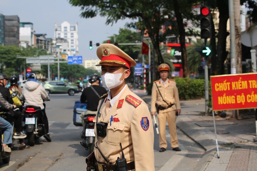 CSGT tăng cường tuần tra, xử lý vi phạm, bảo đảm giao thông thông suốt dịp cận Tết tại Hà Nội.