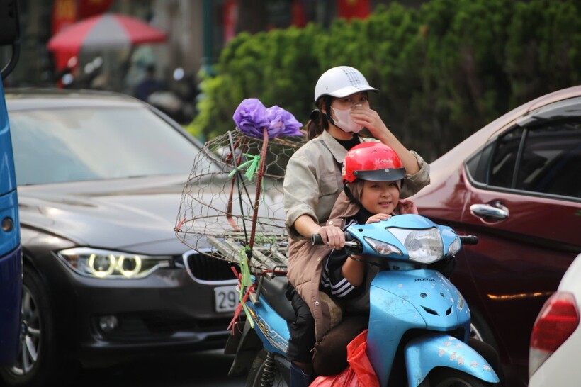 Người dân di chuyển thuận lợi trên các tuyến phố trung tâm Hà Nội ngày 28 Tết.