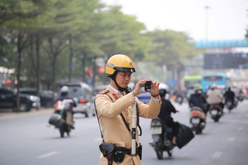CSGT sử dụng thiết bị ghi hình xử lý vi phạm giao thông tại Hà Nội dịp cận Tết.