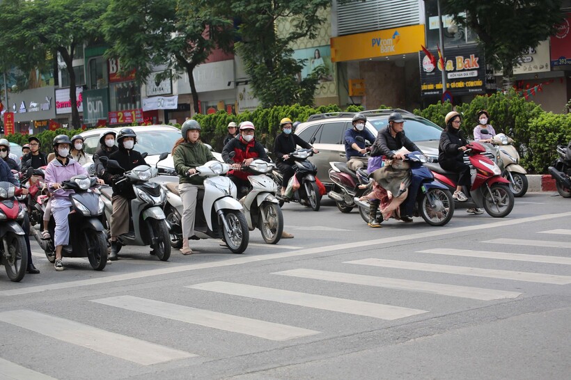 Người dân chấp hành hiệu lệnh CSGT, góp phần bảo đảm giao thông an toàn trước Tết.