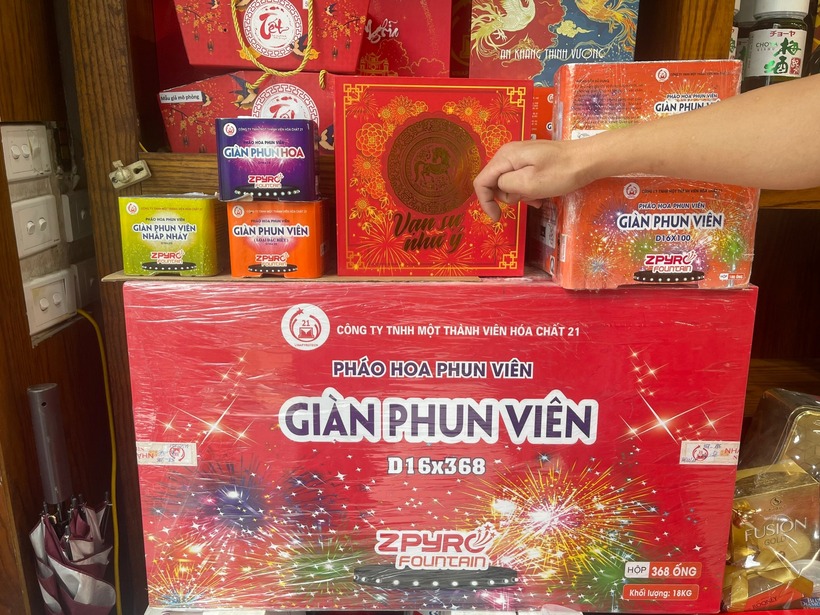 Các loại pháo hoa của cửa hàng ủy quyền của Nhà máy Z121 tại phố Trung Kính bày bán. (Ảnh: Thanh niên)