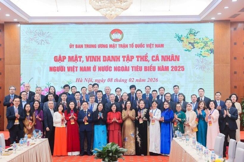 Lãnh đạo Uỷ ban Trung ương MTTQ Việt Nam chụp ảnh lưu niệm cùng kiều bào tại cuộc gặp mặt, vinh danh tập thể, cá nhân người Việt Nam ở nước ngoài tiêu biểu năm 2025.