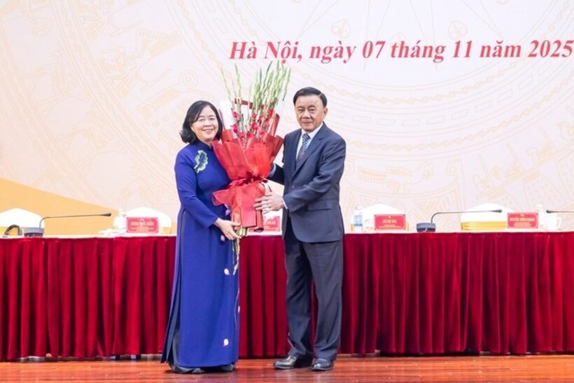 Thường trực Ban Bí thư Trần Cẩm Tú tặng hoa chúc mừng bà Bùi Thị Minh Hoài giữ chức Chủ tịch Ủy ban Trung ương Mặt trận Tổ quốc Việt Nam khóa X, ngày 7/11/2025.