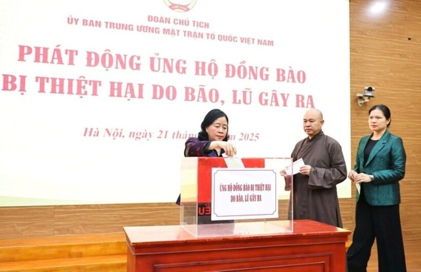 Chung tay ủng hộ đồng bào bị thiệt hại do bão, lũ gây ra.