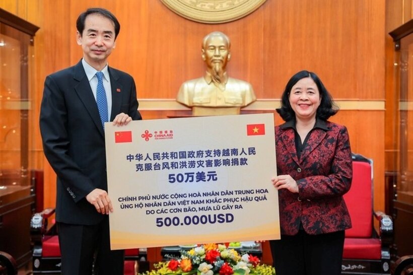 Thay mặt lãnh đạo Đảng, Nhà nước, Mặt trận Tổ quốc Việt Nam, bà Bùi Thị Minh Hoài tiếp nhận số tiền 500.000 USD từ Chính phủ Trung Quốc.