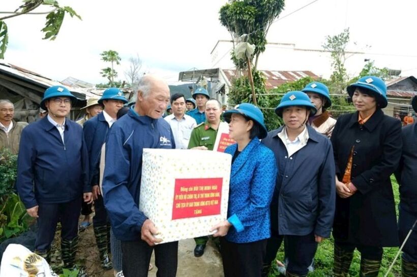 Thăm hỏi người dân chịu ảnh hưởng bởi bão lũ tại tỉnh Lâm Đồng.