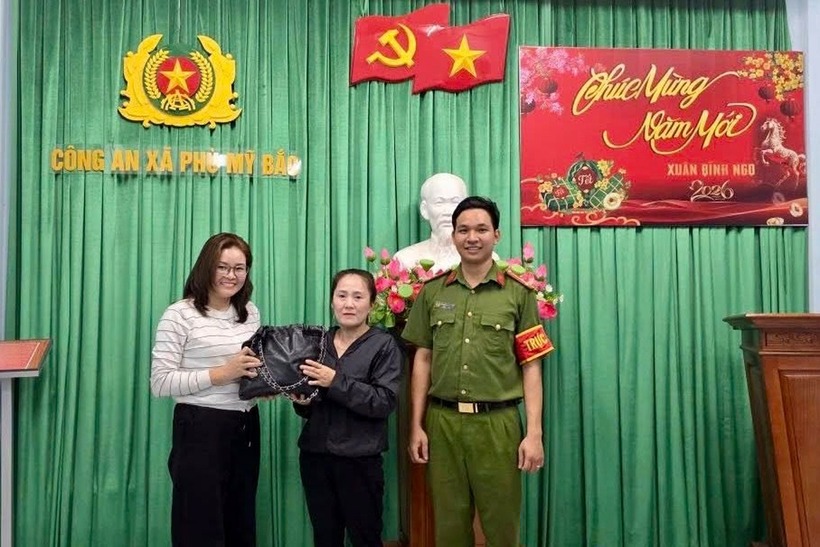 Bà Trần Thị Giàu (giữa) trao lại tài sản cho chị Hiền. (Ảnh: Công an xã Phù Mỹ Bắc)