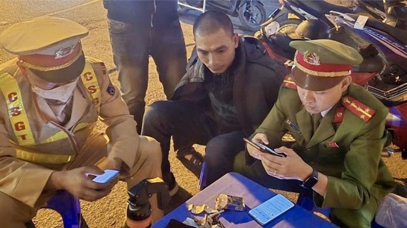 Lực lượng chức năng xác minh nhân thân đối tượng tại chỗ.