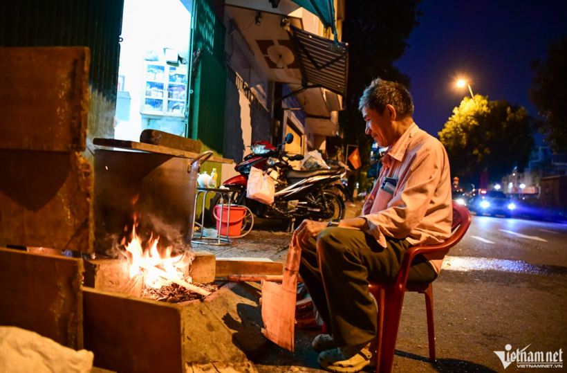 Trên vỉa hè đường Hoàng Sa, ông Thái Quang Luân (68 tuổi) vẫn đều đặn giữ nếp nấu bánh suốt nửa thế kỷ. Từ năm 1977, khi rời quê Huế vào TP.HCM lập nghiệp, ông mang theo phong vị Tết xứ kinh kỳ vào căn nhà nhỏ bên dòng kênh. Năm nay, 10 anh chị em trong gia đình ông lại quây quần gói khoảng 15 đòn bánh tét và 15 cặp bánh chưng, vừa để dâng cúng tổ tiên, vừa gìn giữ khoảnh khắc sum họp cuối năm.