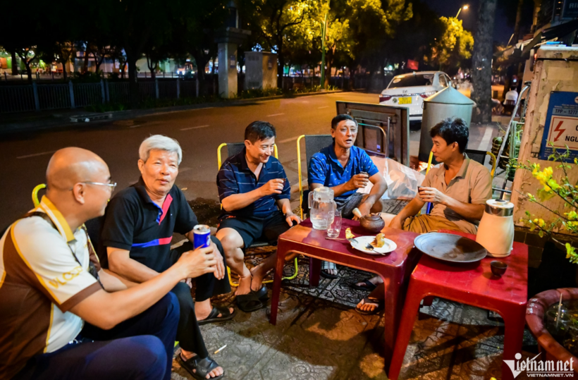 Đêm xuống, nhiều con hẻm, vỉa hè TP.HCM rực ánh lửa, khói bếp quyện mùi nếp mới.