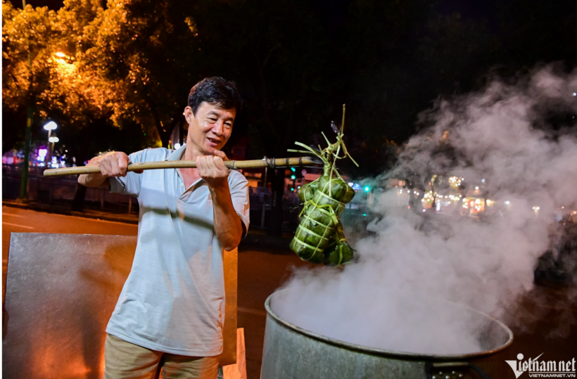 Khoảng 2h, khi nước trong nồi rút bớt, người dân cẩn thận dùng đòn tre vớt từng đòn bánh tét còn nóng hổi, xếp ngay ngắn lên tấm ván để ráo nước.