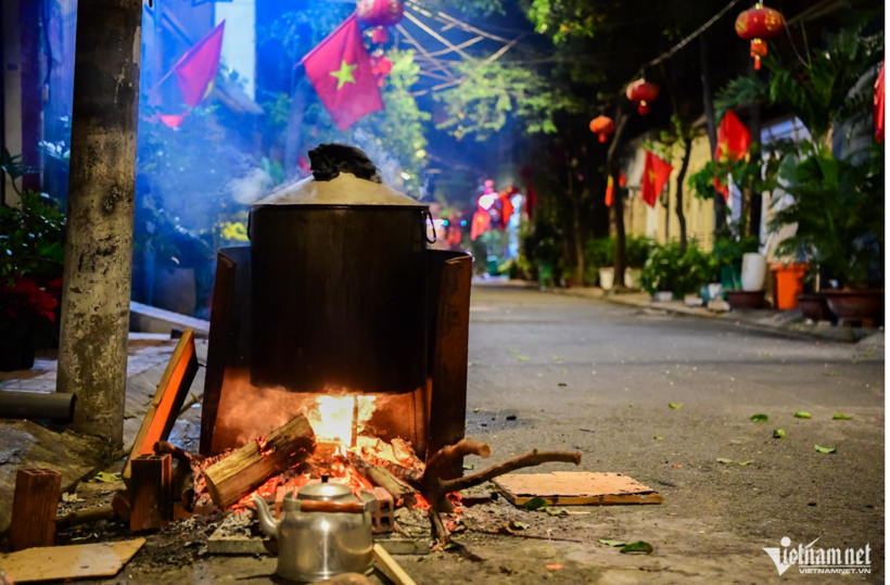 Những nồi bánh đỏ lửa suốt đêm xuất hiện ở nhiều ngõ hẻm tại TP.HCM, khi chỉ còn 2 ngày nữa đến Tết Nguyên đán Bính Ngọ 2026.