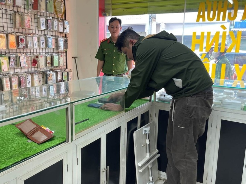 Công an đưa Đức Anh đến thực nghiệm hiện trường. Ảnh: Lao Động.