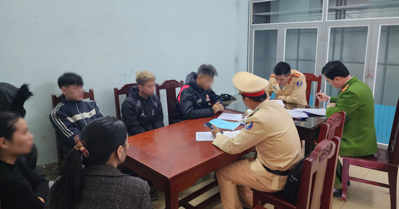 Phòng Cảnh sát cơ động đã phối hợp với Phòng Cảnh sát giao thông tiến hành lập biên bản, xử lý các hành vi vi phạm theo đúng quy định của pháp luật. (Ảnh: Công an Thanh Hóa)