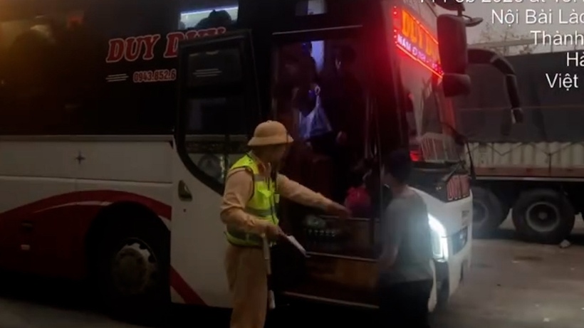 Lực lượng chức năng kiểm tra xe khách