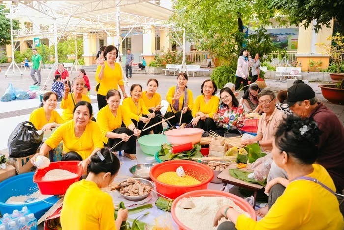 Không chỉ phố phường nhộn nhịp, không khí Tết còn lan tỏa mạnh mẽ trong cộng đồng qua hoạt động gói bánh chưng, bánh tét – nét đẹp truyền thống không thể thiếu mỗi dịp Xuân về. Từ khu dân cư, trường học đến các cơ quan, đoàn thể, doanh nghiệp... rất nhiều chương trình gói bánh nhằm chăm lo người nghèo, lan tỏa tinh thần sẻ chia và nghĩa tình ngày Tết được tổ chức.