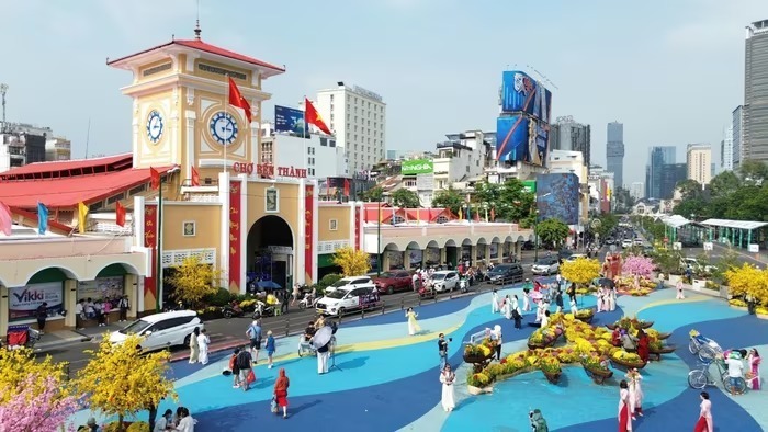 Những ngày cận Tết, khắp các tuyến đường, khu dân cư tại TP.HCM và các tỉnh phía Nam như khoác lên mình tấm áo mới rực rỡ. Mai vàng, hoa đào, quất cảnh và nhiều loại hoa xuân đua nhau khoe sắc, mang đến không khí rộn ràng trên từng góc phố. Các chợ hoa, trung tâm thương mại, siêu thị tấp nập người dân tham quan, mua sắm, chuẩn bị cho mùa đoàn viên.