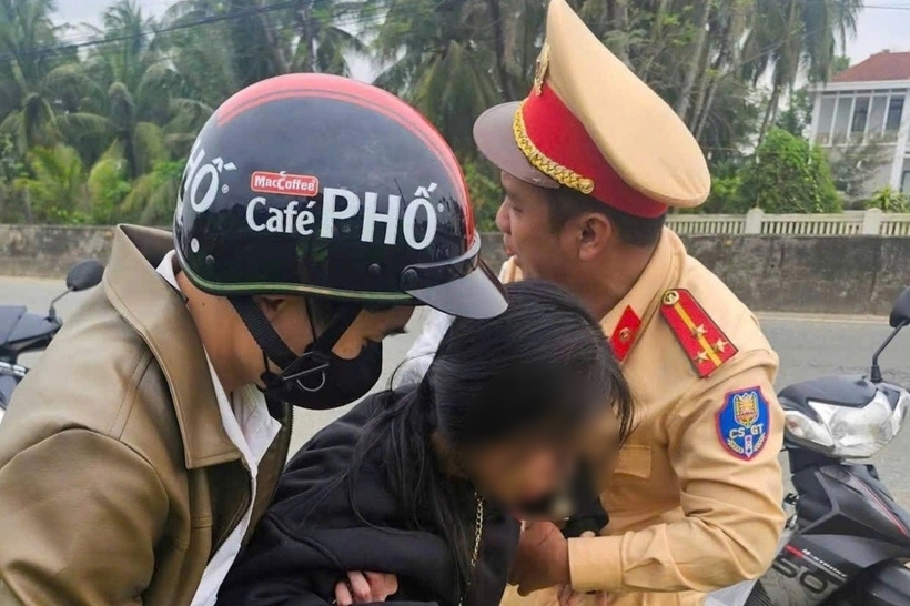 Cảnh sát giao thông hỗ trợ nữ sinh lên cơn co giật bên đường. Ảnh: Dân trí