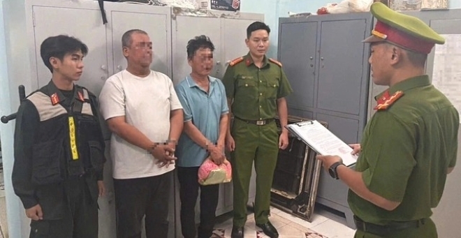 Nguyễn Văn Hùng và Lê Tấn Cường tại trụ sở công an. Ảnh: Báo Thanh niên