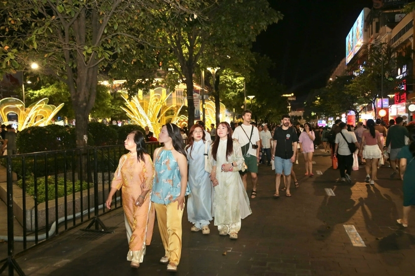 Người dân kéo về đường hoa Nguyễn Huệ ở trung tâm TPHCM để đón xem pháo hoa.