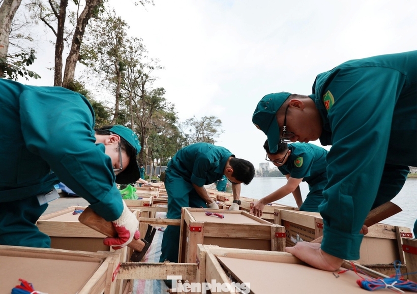 Trận địa pháo hoa bên Hồ Gươm sẵn sàng khai hỏa đón Giao thừa.