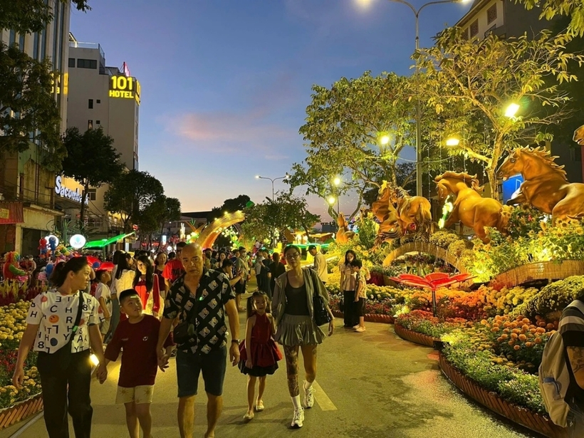 Khoảng 18h30, hàng trăm lượt người dân và du khách đã kéo nhau đến tham quan, chụp ảnh ở đường hoa nghệ thuật Cần Thơ trên trục đường Võ Văn Tần - Nguyễn Thái Học (phường Ninh Kiều, TP Cần Thơ).