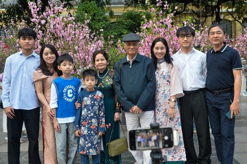 Nhiều gia đình tận hưởng không khí tết và đón chờ pháo hoa bên hồ Gươm.