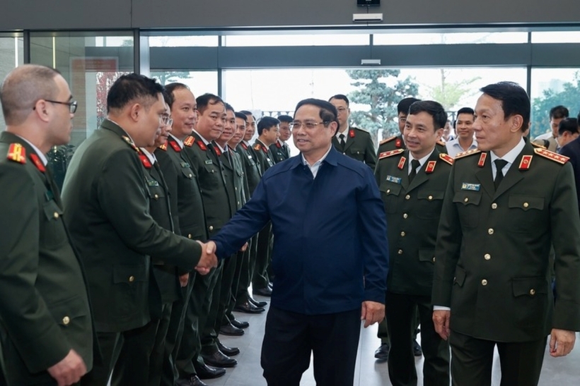 Thủ tướng thăm, chúc Tết và kiểm tra công tác ứng trực của cán bộ, chiến sĩ Cục An ninh mạng và phòng, chống tội phạm sử dụng công nghệ cao - Ảnh: VGP/Nhật Bắc