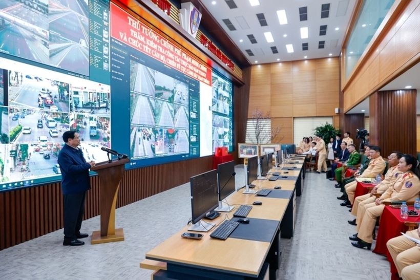 Thủ tướng Phạm Minh Chính đánh giá cao những kết quả mà lực lượng đạt được trong thời gian qua, trong đó, năm 2025, tai nạn giao thông cả nước giảm cả 3 tiêu chí là: Số vụ, số người chết và số người bị thương - Ảnh: VGP/Nhật Bắc.