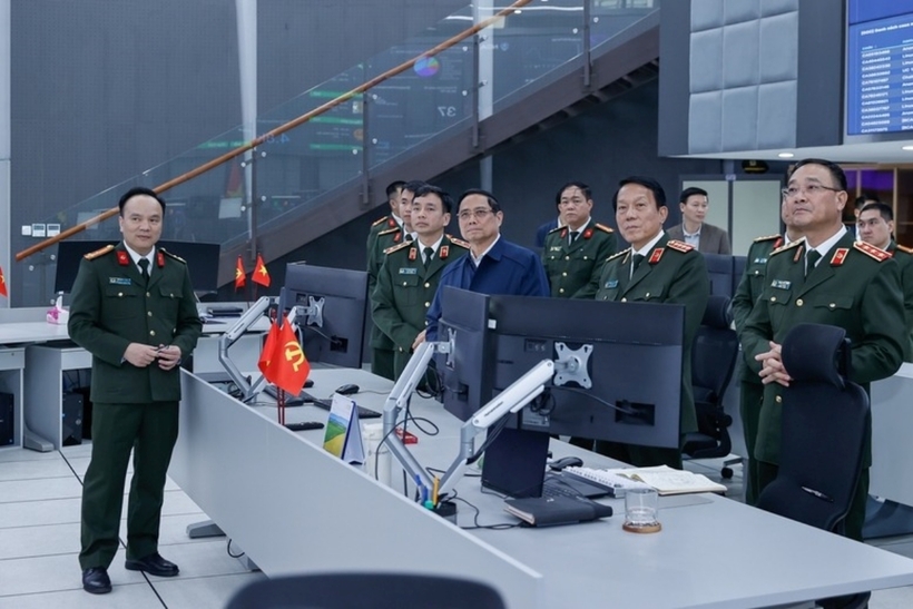 Thủ tướng thăm, chúc Tết và kiểm tra công tác ứng trực của cán bộ, chiến sĩ Cục An ninh mạng và phòng, chống tội phạm sử dụng công nghệ cao - Ảnh: VGP/Nhật Bắc