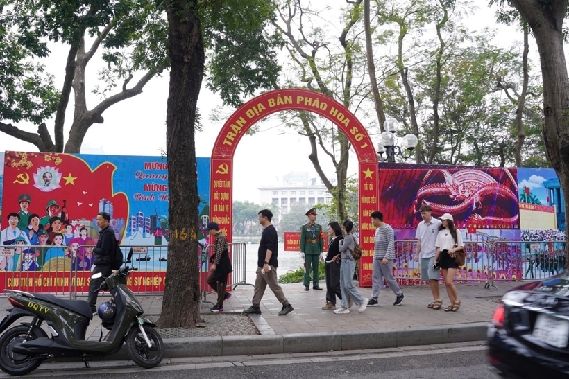 Người dân bày tỏ kỳ vọng vào màn pháo hoa hoành tráng đêm Giao thừa.