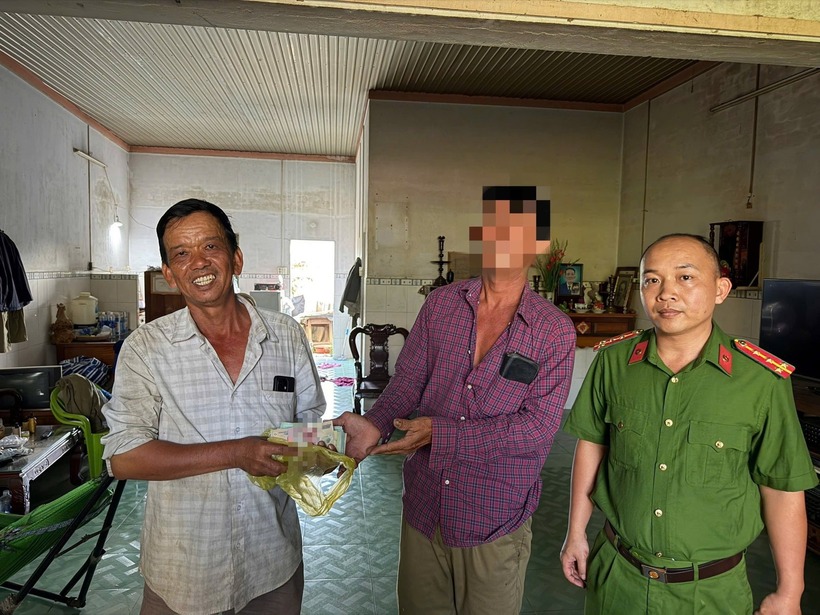 Ông Lắm nhận lại toàn bộ số tiền từ người đàn ông giấu tên tốt bụng trước sự chứng kiến của lực lượng công an. (Ảnh: Công an xã Long Thành)