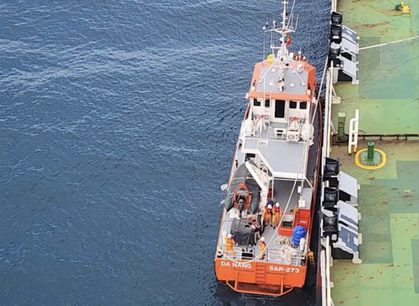 Lực lượng cứu nạn hàng hải Việt Nam tiếp cận tàu có thuyền viên bị bệnh nặng