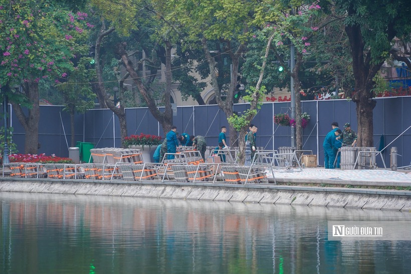 Tại khu vực Hồ Gươm, hai trận địa pháo hoa tầm cao kết hợp tầm thấp đang được gấp rút lắp đặt.
