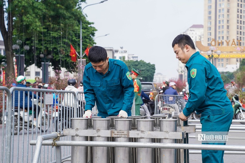 Ghi nhận tại trận địa pháo hoa trước UBND phường Tây Hồ, không khí được diễn ra hết sức khẩn trương.