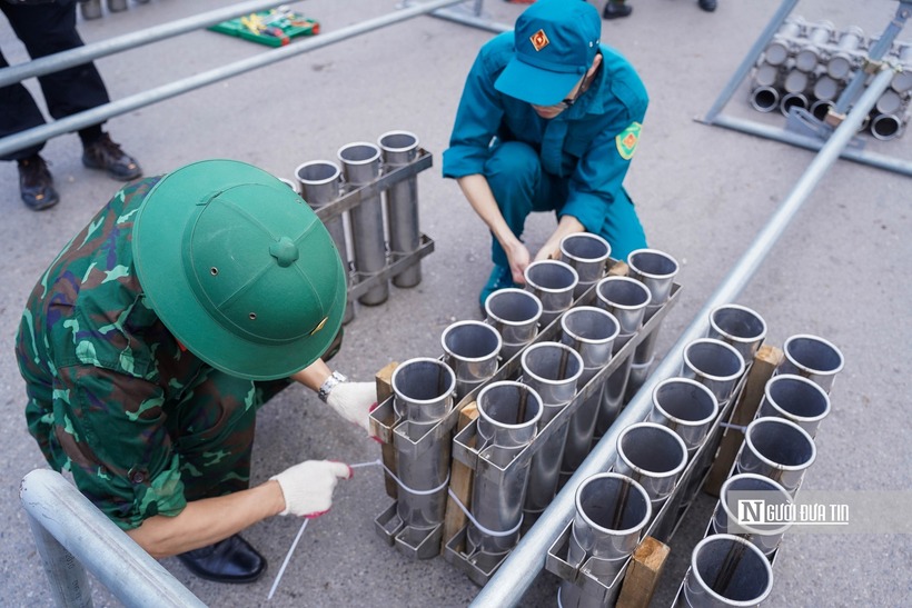 Các chiến sĩ đang chạy đua hoàn thiện những khâu lắp đặt cuối cùng. Từng nòng pháo, dây dẫn được các chiến sĩ kiểm tra tỉ mỉ, lắp ráp theo đúng quy trình kỹ thuật.