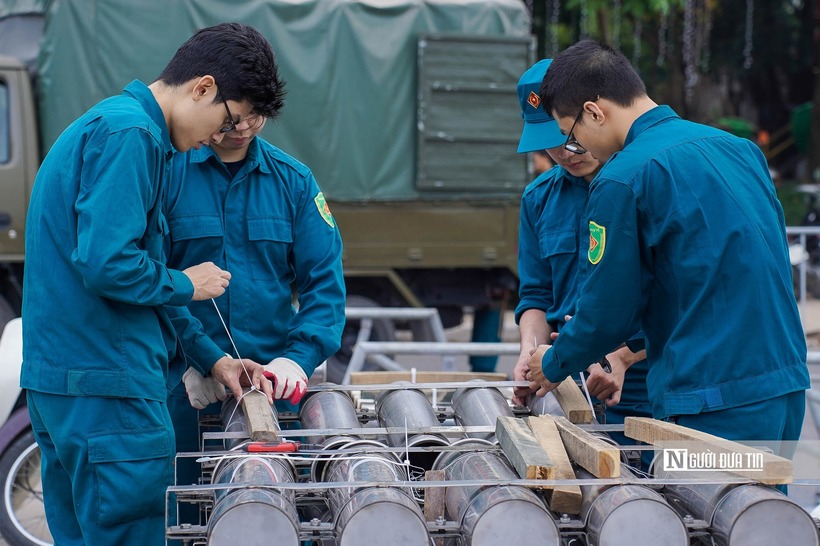 Lực lượng dân quân tự vệ được huy động tham gia làm nhiệm vụ vận chuyển, lắp ráp các thành phần bắn pháo hoa.