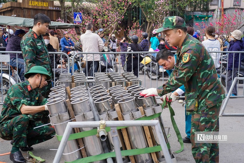 Các ống phóng được điều chỉnh vị trí, góc bắn phù hợp, bảo đảm đúng phương án kỹ thuật và các yêu cầu an toàn.
