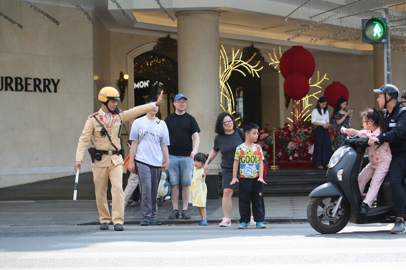 Các tổ công tác phối hợp điều tiết phương tiện, bảo đảm giao thông thông suốt trước giờ bắn pháo hoa.