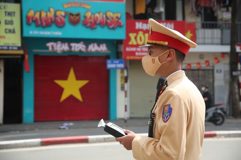 CSGT tăng cường kiểm tra nồng độ cồn trên các tuyến đường trung tâm Thủ đô.