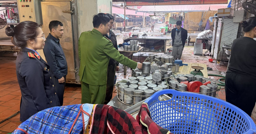 Lực lượng chức năng kiểm tra, xử lý Cơ sở sản xuất giò chả Đoàn Huyền. (Ảnh: Công an Hưng Yên)