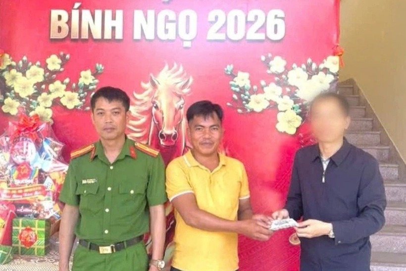 Công an xã Vu Gia phối hợp trả lại tài sản cho người đánh rơi (Ảnh: Công an Đà Nẵng).