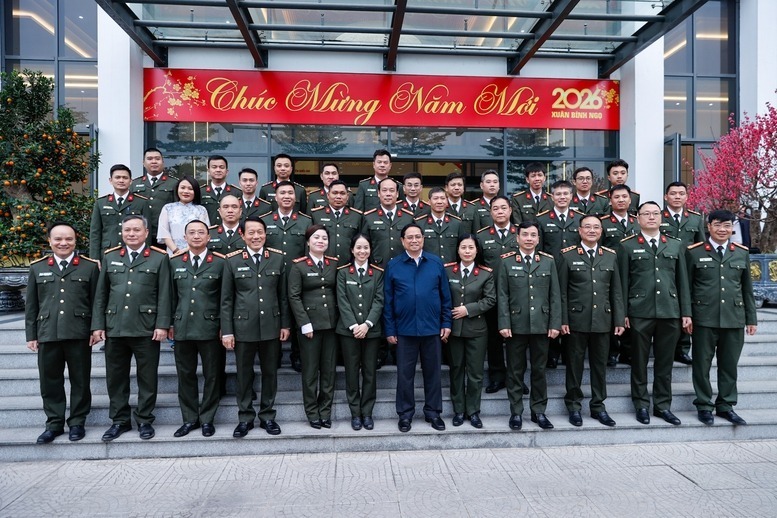 Thủ tướng và các cán bộ, chiến sĩ Cục An ninh mạng và phòng, chống tội phạm sử dụng công nghệ cao - Ảnh: VGP/Nhật Bắc