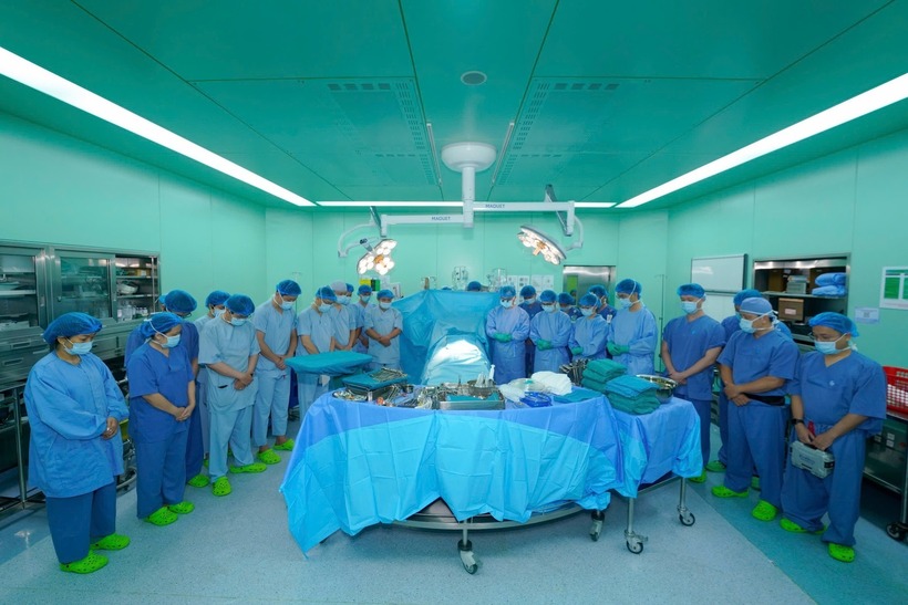 Một phút mặc niệm trước giờ phẫu thuật để tri ân người hiến tạng. Ảnh: VTC News.